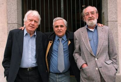 Juan Cruz, entre Jorge Semprún (izquierda) y Ángel González, en mayo de 2003.
