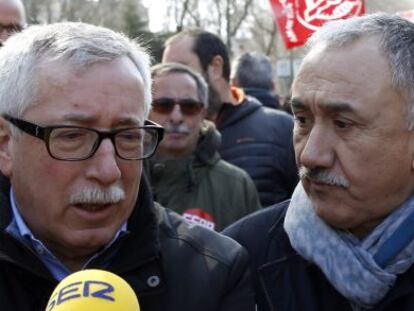 Los secretarios generales de CC OO, Ignacio Fernández Toxo (izquierda), y de UGT, Pepe Álvarez, al inicio de la manifestación convocada hoy por CCOO y UGT en Madrid