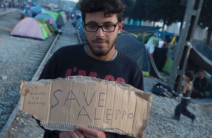 Un joven clama por Alepo (Siria) en un campo de refugiados e inmigrantes en la frontera greco-macedonia este sábado.