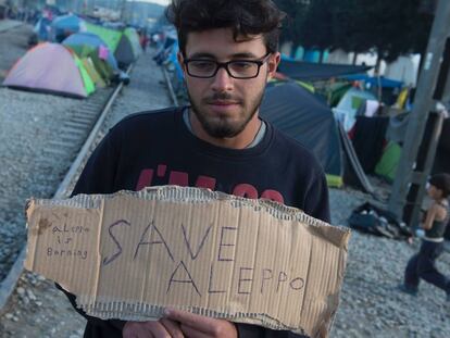 Un joven clama por Alepo (Siria) en un campo de refugiados e inmigrantes en la frontera greco-macedonia este sábado.