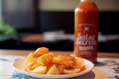 Ración de patatas bravas de Docamar con su salsa secreta.