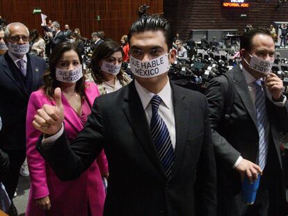 Jorge Romero, diputado y coordinador del PAN, junto a diputados de oposición se retiran de la sesión mientras se discutían las leyes secundarias de la reforma electoral.