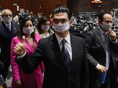 Jorge Romero, diputado y coordinador del PAN, junto a diputados de oposición se retiran de la sesión mientras se discutían las leyes secundarias de la reforma electoral.