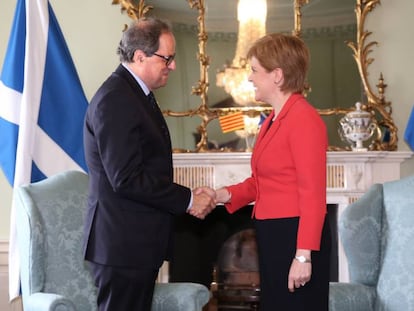 Quim Torra i Nicola Sturgeon es donen la mà a Escòcia.