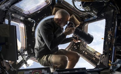 El astronauta Chris Cassidy, toma fotograf&iacute;as de la Tierra desde el interior de la Estaci&oacute;n Espacial Internacional, en octubre de 2013.