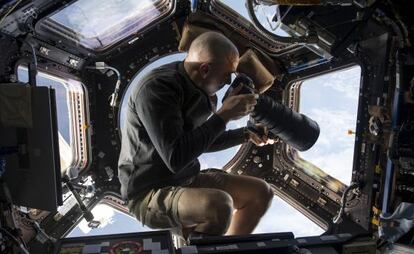 El astronauta Chris Cassidy, toma fotografías de la Tierra desde el interior de la Estación Espacial Internacional, en octubre de 2013.