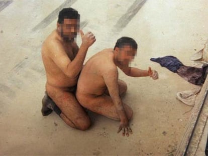 Dos prisioneros iraquíes obligados a simular un acto sexual.
