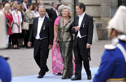 Ralf Sommerlath (primero por la izquierda), junto a su hermano Walter y la esposa de este en la boda de la princesa Victoria en 2010.