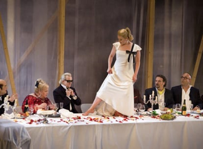 La soprano Nina Stemme, de pie sobre la mesa, en una escena del montaje de <b><i>Salomé</i> en el ensayo general del Liceo.