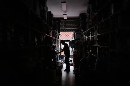 Una tienda sin luz en Caracas, Venezuela.