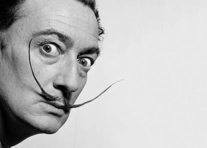 Salvador Dalí amb els seus famosos bigotis, un dels aspectes de l’àcida auca que li dedicà Pere Quart, el 1952.