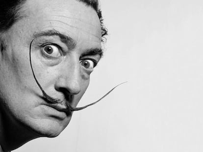 Salvador Dalí amb els seus famosos bigotis, un dels aspectes de l’àcida auca que li dedicà Pere Quart, el 1952.