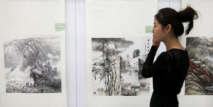 Una visitante en la exposici&oacute;n &#039;La pintura de China&#039;, en el reci&eacute;n inaugurado Centro de la Cultura de China.