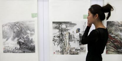 Una visitante en la exposición 'La pintura de China', en el recién inaugurado Centro de la Cultura de China.