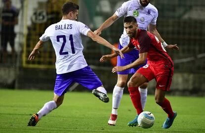 El canterano Pejiño dribla al húngaro Balazs.