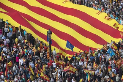 Miles de personas se manifiestan en la plaza de Cataluña en Barcelona por la unidad de España el 12 de octubre de 2013.