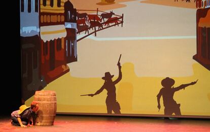 Un momento de la representación de 'El salvaje oeste' con fondo animado y teatro de sombras.