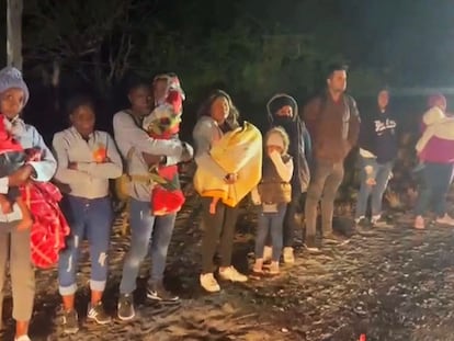 Algunos de los 49 migrantes liberados en Nuevo León, este jueves.