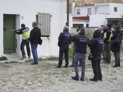 Registro en una casa-almac&eacute;n de La L&iacute;nea de la Concepci&oacute;n, la semana pasada.