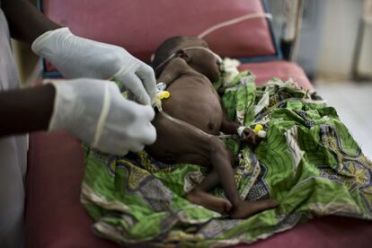 Hospital de Madaoua. La ni&ntilde;a Raikia, de tan solo tres semanas, reci&eacute;n ingresada en la sala de admisi&oacute;n del Centro de Recuperaci&oacute;n y Educaci&oacute;n Nutricional infantil gestionado por MSF. Ten&iacute;a una desnutrici&oacute;n severa complicada con diarrea y un episodio de malaria, y acababa de entrar en fase de hipotermia. Muri&oacute; diez minutos m&aacute;s tarde.
 