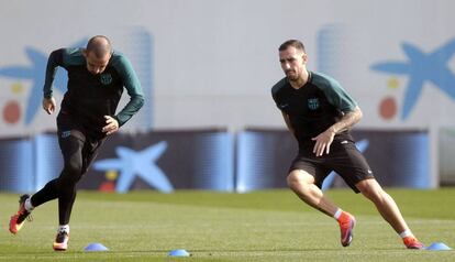 Aleix Vidal y Paco Alc&aacute;cer, durante un entrenamiento del Bar&ccedil;a. 