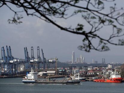 Un buque de carga sale este martes del Canal de Panamá hacia el oceáno Pacífico.