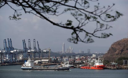 Un buque de carga sale este martes del Canal de Panamá hacia el oceáno Pacífico.