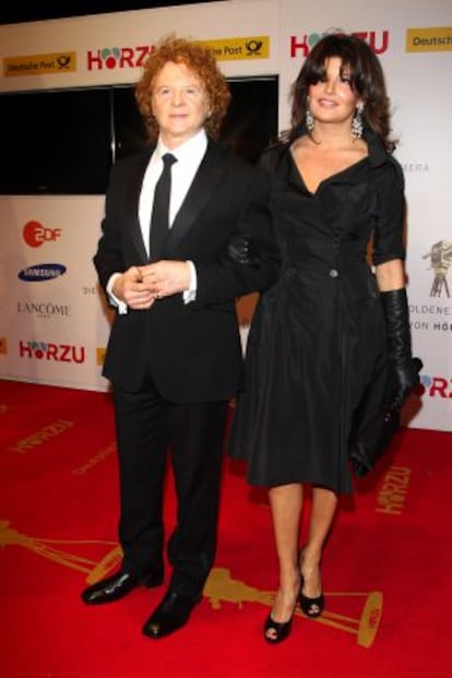 Mick Hucknall y su mujer Gabriella Wesberry en Berlín, en 2010.