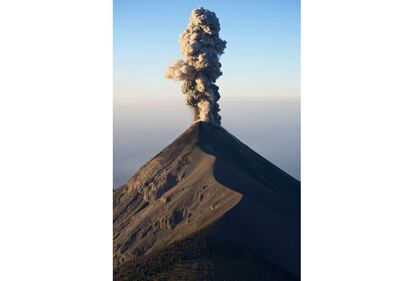 El nombre original de Antigua es Santiago de los Caballeros de Goathemala, aunque la mayoría de la gente la conoce como Antigua Guatemala. En la fotografía, erupción del volcán de Fuego a primera hora de la mañana desde el vecino Acatenango.