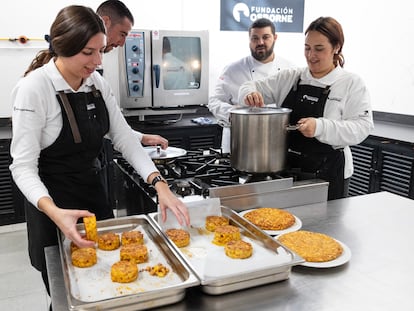 La colombiana Luisa Payán (la primera por la izquierda), junto a otros compañeros que forman parte del curso para jóvenes con problemas de exclusión social en una escuela de gastronomía de la Fundación Osborne, en El Puerto de Santa María.