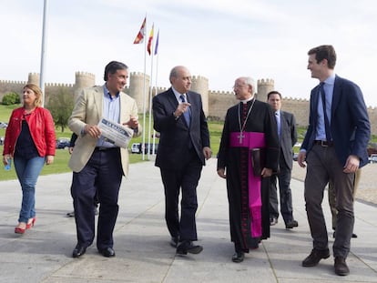  El ministro del Interior en funciones, Jorge Fern&aacute;ndez D&iacute;az, conversa con el obispo de &Aacute;vila y Gran Canciller de la UCAV, Jes&uacute;s Garc&iacute;a Burillo en junio.