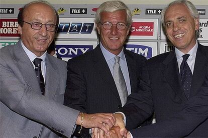 Luciano Moggi (izquierda), en 2001, junto a Marcello Lippi, técnico, y Roberto Bettega, vicepresidente de <i>la Juve.</i>