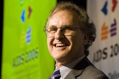 El enviado especial de la ONU para el SIDA en África, Stephen Lewis, en la conferencia mundial sobre el SIDA, en Toronto, Canadá.