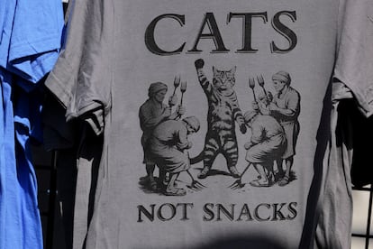 Una camiseta con la imagen Gatos no bocadillos, fuera del acto de campaña de Donald Trump