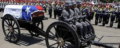 Militares chilenos conducen el féretro del general Augusto Pinochet durante el homenaje celebrado, antes del funeral, en la Escuela Militar de Santiago.