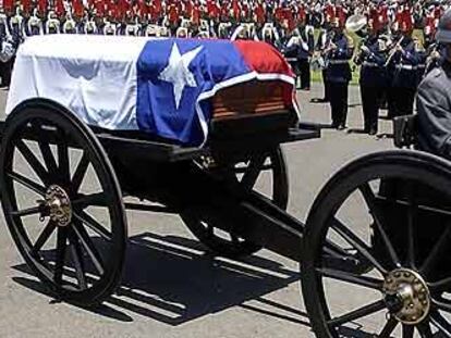 Militares chilenos conducen el féretro del general Augusto Pinochet durante el homenaje celebrado, antes del funeral, en la Escuela Militar de Santiago.