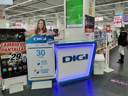 Un puesto de venta de Digi en una cadena comercial en Madrid.