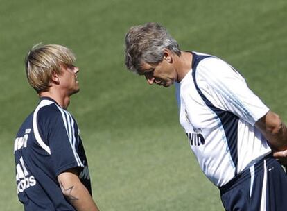 Guti y Manuel Pellegrini, durante un entrenamiento del Madrid.