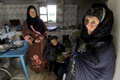Las mujeres preparan la comida destinada a los invitados y a los vecinos que se acercan a darles el pésame. A la derecha, la madre de Sharafbin.