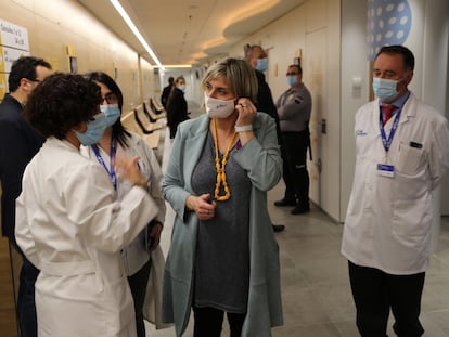 La consejera Alba Vergés, en una visita al hospital Vall d'Hebron.