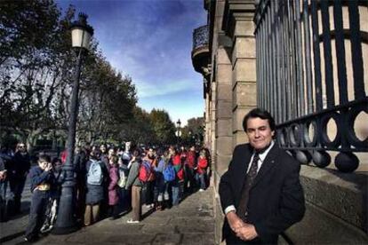 El presidente de CiU, Artur Mas, ante la sede del Parlamento catalán.