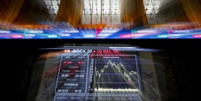 Monitor informativo en la Bolsa que muestra las variaciones del IBEX 35.