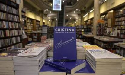 El libro de Cristina Fernández de Kirchner, exhibido en una librería de Buenos Aires.