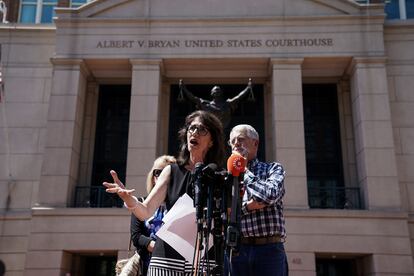 Diane Foley, madre de James Foley, habla a los periodistas junto a otros familiares de las víctimas, a las puertas del juzgado federal que ha condenado a El Shafee Elsheikh, en Alexandria (Virginia). 
