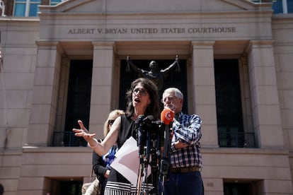 Diane Foley, madre de James Foley, habla a los periodistas junto a otros familiares de las víctimas, a las puertas del juzgado federal que ha condenado a El Shafee Elsheikh, en Alexandria (Virginia).