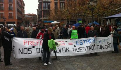 Unas 150 personas han protestado hoy por las preferentes.