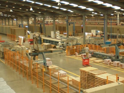 Interior de una fábrica de azulejos en Castellón.