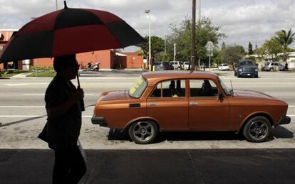 Uma mulher caminha em Hialeah, Flórida.