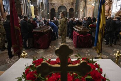 Ceremonia fúnebre del teniente mayor Pavlo Chernikov, de 32 años, y del soldado Roman Valkov, de 47 años, tras morir en combate, en la iglesia de los Santos Apóstoles Pedro y Pablo en Lviv.
