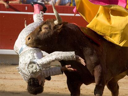 Fernando Robleño sufrió una voltereta sin consecuencias en el segundo toro de la tarde.